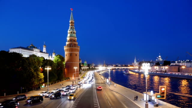 Night-time-lapse-of-Moscow-Kremlin-and-Moskva-river-with-cruise-ships,-Russia