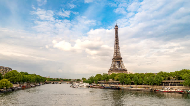 Lapso-de-tiempo-de-Francia-París-4K,-timelapse-del-skyline-de-ciudad-en-el-río-Sena-y-Torre-Eiffel