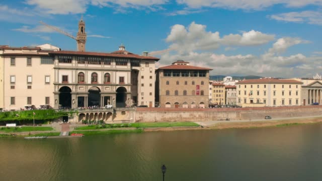 Luftaufnahme-der-Stadt-Florenz,-Arno-Uferpromenade-und-Kathedrale-Santa-Maria-del-Fiore-4K-Drohne-Video