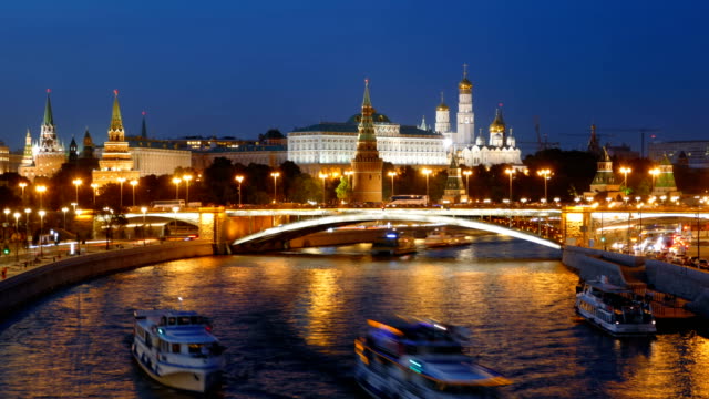 Night-timelapse-of-Moscow-Kremlin-and-Moskva-river-with-cruise-ships,-Russia