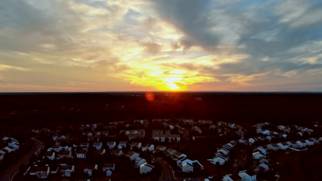 Schöne-Aussicht-auf-das-Luftbild-Panorama-der-privaten-Wohnbausektor-Hafen-bei-Sonnenuntergang-USA