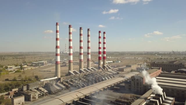 industrielle-Luftverschmutzung-Konzept,-Fabrik-nahe-der-Stadt,-Luftaufnahme