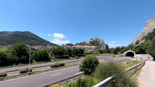 La-ciudad-antigua-de-Sisteron-y-la-carretera-con-un-túnel.