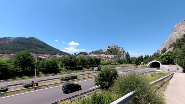 Die-antike-Stadt-Sisteron-und-der-Autobahn-mit-einem-Tunnel.