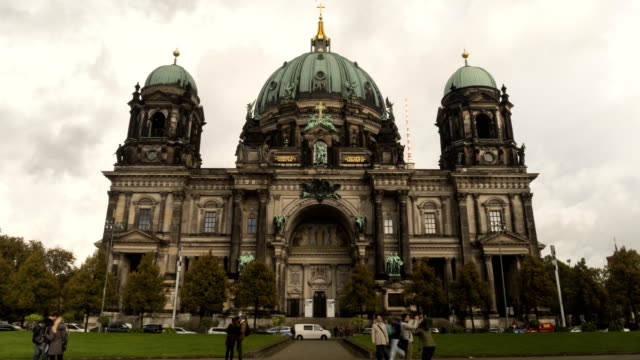 lapso-de-tiempo-de-la-Catedral-de-Berlín-en-un-tormentoso-día-de-otoño-en-Berlín,-Alemania