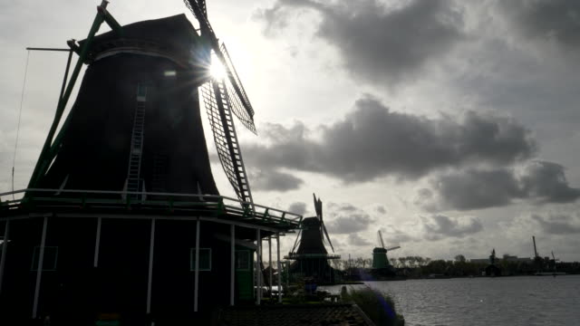 Sonne-hinter-mehrere-Windmühlen-in-Zaanse-Schans-in-der-Nähe-von-amsterdam