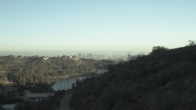 Die-Hollywood-Reservior-mit-Downtown-Los-Angeles-im-Hintergrund