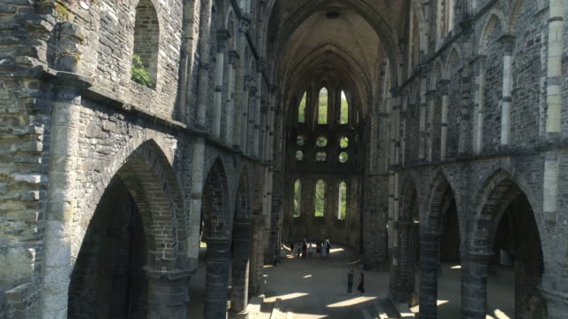 Zerstörten-Kathedrale-im-Sonnenlicht