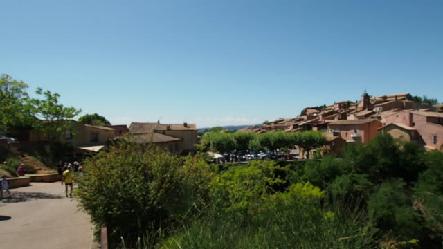 Blick-auf-die-Stadt-des-Roussillon-in-4k