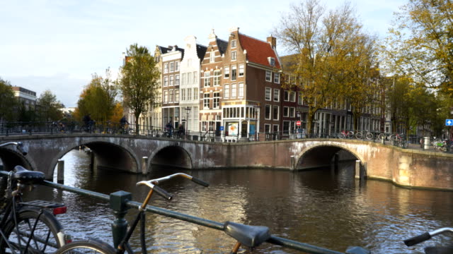 Gimbal-erschossen-zu-Fuß-in-Richtung-Fahrräder-und-eine-Kanalbrücke-in-amsterdam