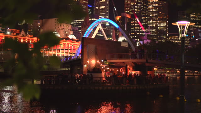 Melbourne,-Victoria-/-Australien---24.-Oktober-2018:-Evan-Walker-Brücke-und-Waterfront-Bars.-Mittlere-Aufnahme