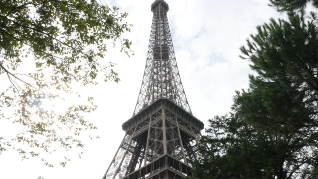 Tilting-on-Tour-Eiffel--in-front-of-clouds-by-the-day-Paris-France-4K