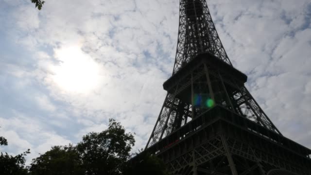 Berühmte-Tour-Eiffel-vor-Wolken-von-Tag-zu-Tag-Paris-Frankreich