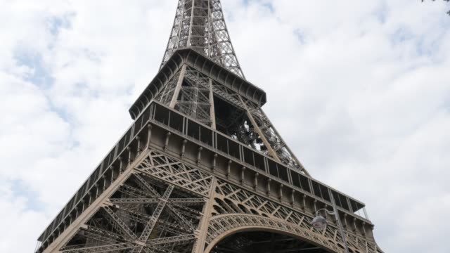 París-y-Francia-Torre-Eiffel-delante-de-las-nubes-por-el-día