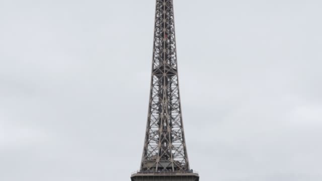 Eiffel-Turm-Gitter-Konstruktion-vor-Wolkenhimmel-in-Paris-4-K