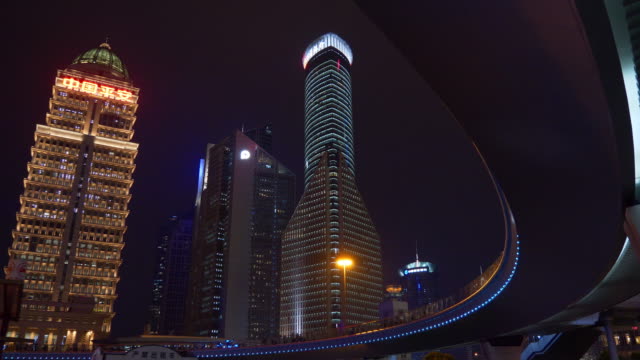 noche-iluminada-Shangai-tráfico-céntrico-Plaza-panorama-4k-china