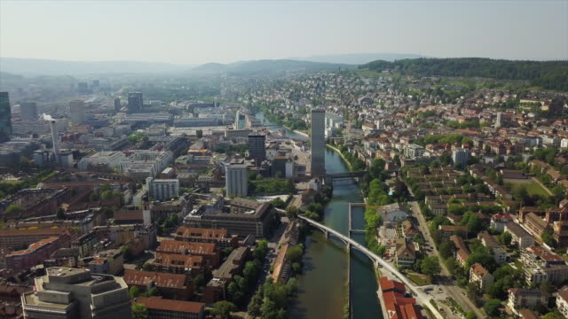 Sommer-Tag-Zürich-City-Center-am-Flussufer-Antenne-Panorama-4k-Schweiz