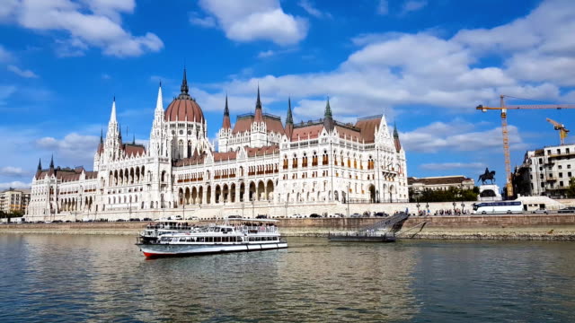 Imágenes-de-4K-del-Parlamento-en-Budapest-durante-un-viaje-en-barco-por-el-río-Danubio.