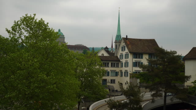 día-hora-centro-de-la-ciudad-de-zurich-famosa-iglesia-lento-movimiento-calle-ve-4-k-Suiza