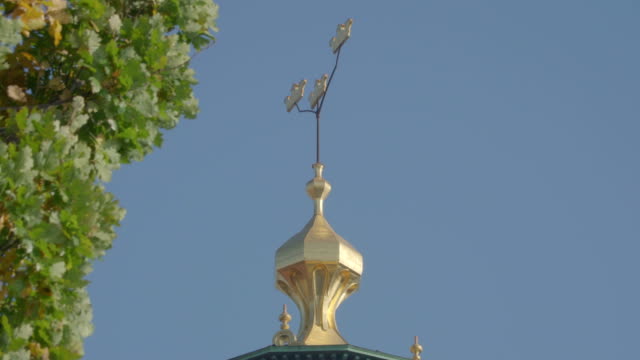 Die-goldene-Krone-auf-der-Spitze-Pole-der-Kirche-in-Stockholm-Schweden