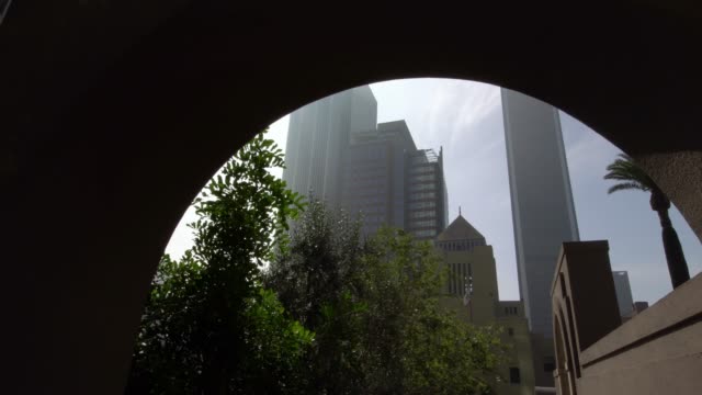 Kamerafahrt-von-downtown-Los-Angeles-Stadt-Hochhäusern-gesehen-aus-dem-Bogen