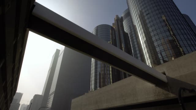 Sonne-reflektieren-Strahlen-in-moderne-Wolkenkratzer-in-downtown-Los-Angeles-Street-Dolly-Schuss