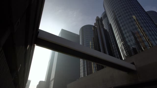 Sonne-Strahlen-neben-modernen-Wolkenkratzer-in-downtown-Los-Angeles-Street-Dolly-Schuss