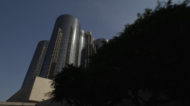 Sonne-reflektieren-Strahlen-in-moderne-Wolkenkratzer-in-der-Innenstadt-von-Los-Angeles-Straße-fahren-Schuss