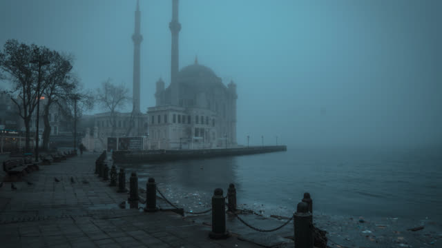 Sonnenaufgang-in-Ortakoy-Moschee-in-Istanbul