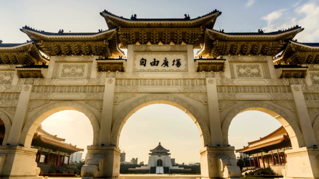 Time-lapse-of-front-gate-of-Chiang-Kai-shek-Memorial-Hall-at-dawn,-Taipei,Taiwan