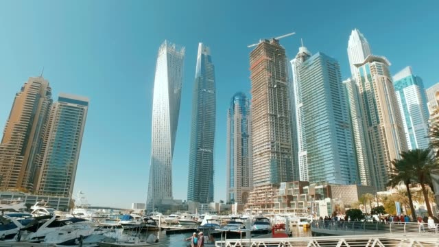 Yacht-Liegeplatz-Pier-in-der-Dubai-Marina-und-Wolkenkratzer-im-sonnigen-Tag