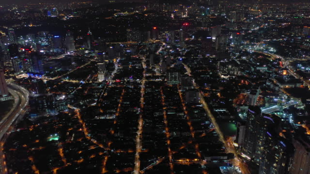 Nacht-Beleuchtung-Kuala-Lumpur-Stadtbild-aerial-Panorama-4k-Malaysia
