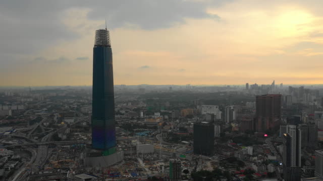 Sonnenuntergangszeit-Kuala-Lumpur-Stadtbild-berühmte-gigantische-Konstruktion-aerial-Panorama-4k-Malaysia