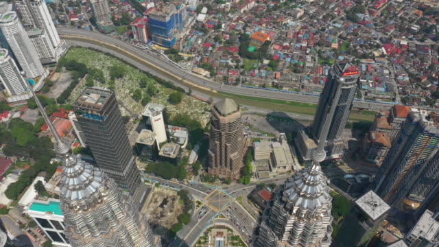 soleado-día-Kuala-Lumpur-centro-de-la-ciudad-Living-bloque-aéreo-panorama-4k-Malasia