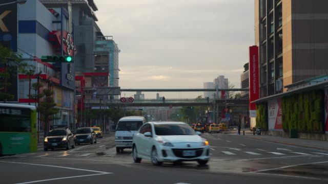Sonnenuntergang-Abend-Taipei-Stadtverkehrsstraße-Kreuzung-Panorama-4k-taiwan