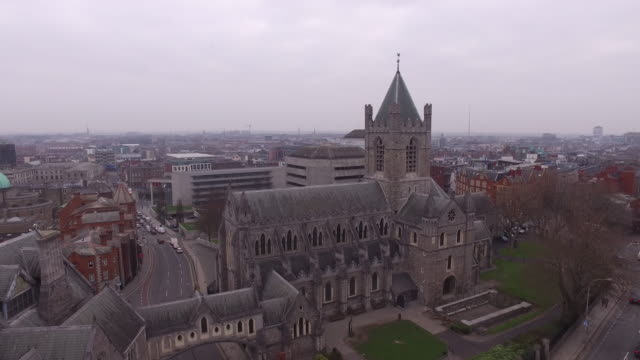 Luftbild-Drohne-Schuss-von-der-Christuskirche-Absenkung-auf-Straßenniveau
