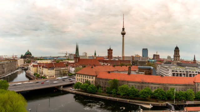 Berlin-Deutschland-Zeitraffer-4K,-Stadt-Skyline-Zeitraffer-am-Fernsehturm-und-Spree-River