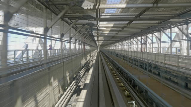 Tren-a-odaiba-en-la-ciudad-de-Tokio-Japón