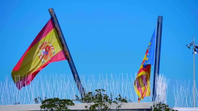 Große-Nationalflaggen-von-Spanien-und-Valencia-flattern-langsam-im-Wind