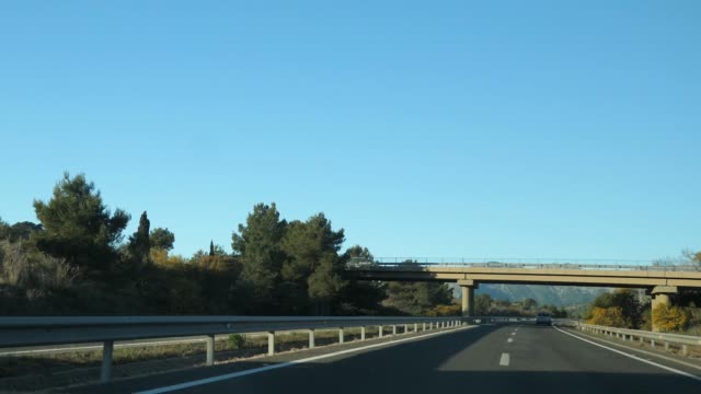 Conduciendo-por-la-carretera-española