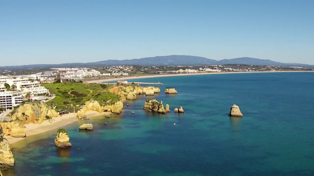 Vista-aérea-de-rocas-naturales-en-Lagos-Portugal