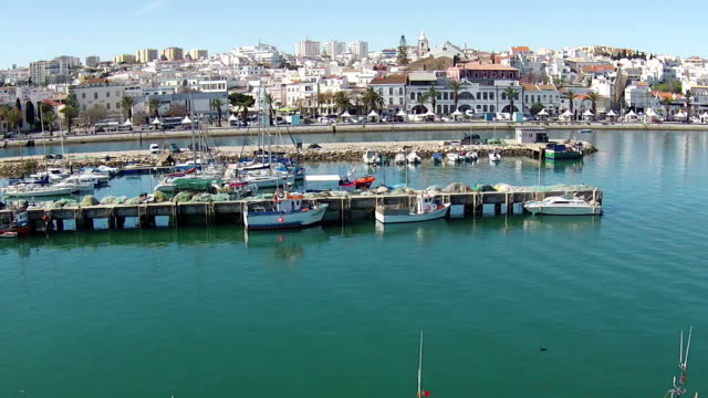 Vista-aérea-del-puerto-de-Lagos-en-Portugal