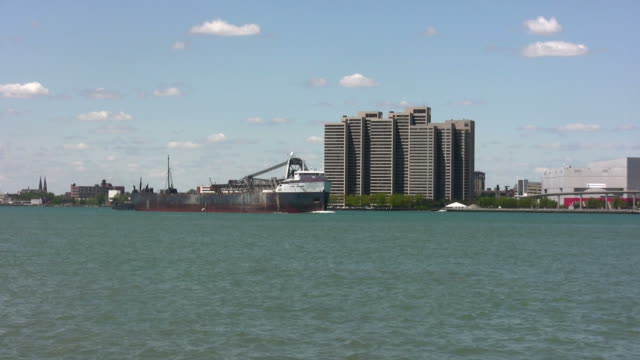 Barcaza-sobre-el-río-de-Detroit