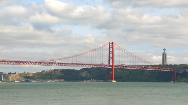 Zeitraffer-Brücke-über-den-Fluss-Tajo-Lissabon