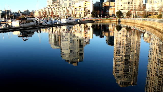 Yaletown-Morning-Reflections,-Vancouver