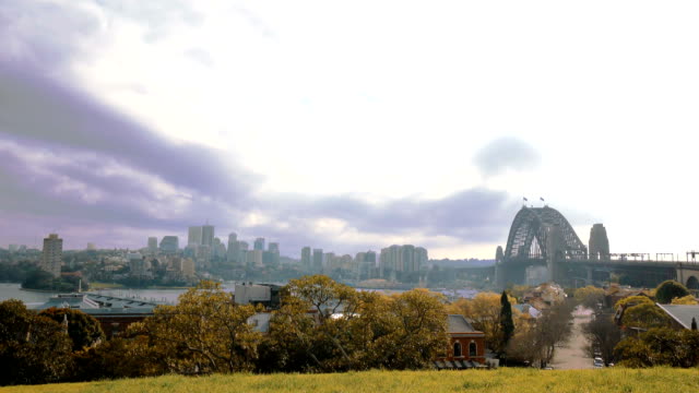 Time-lapse-of-Sydney-desde-detrás-de-puente