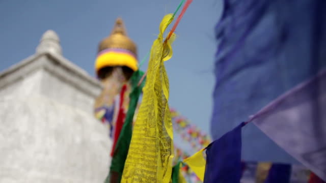 Color-flags-fly-near-Boudha-por-estupa-en-Nepal