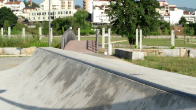 Skateboarder-ausführen-ein-grind