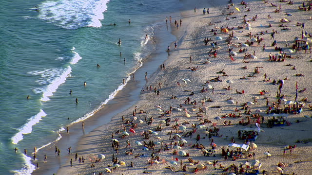 Primer-plano-de-vista-aérea-de-Copacabana-beach,-Rio-de-Janeiro,-Brasil