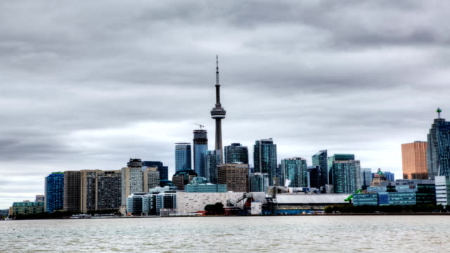Timelapse-view-of-Toronto-skyline-and-harbor,-Canada